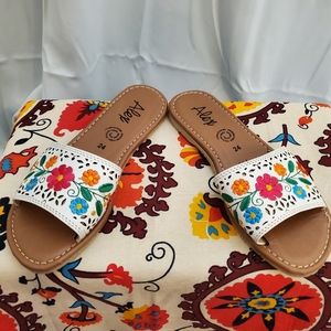 NEW Floral White Leather Sandals Size 7